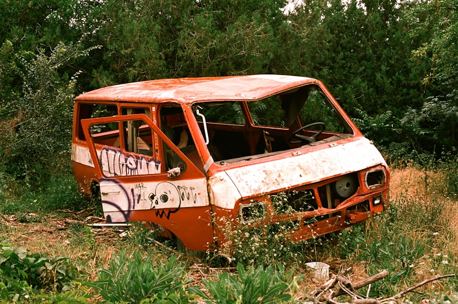 Photo wrecked Dodge Caravan
